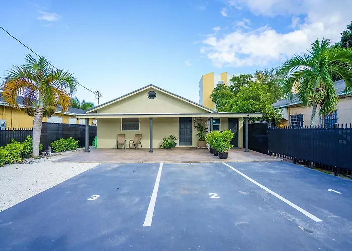 2 Bd Home W/ Private Parking, Private Yard & W/D