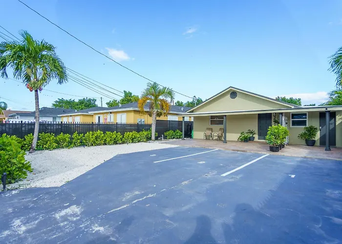 2 Bd Home W/ Private Parking, Private Yard & W/D